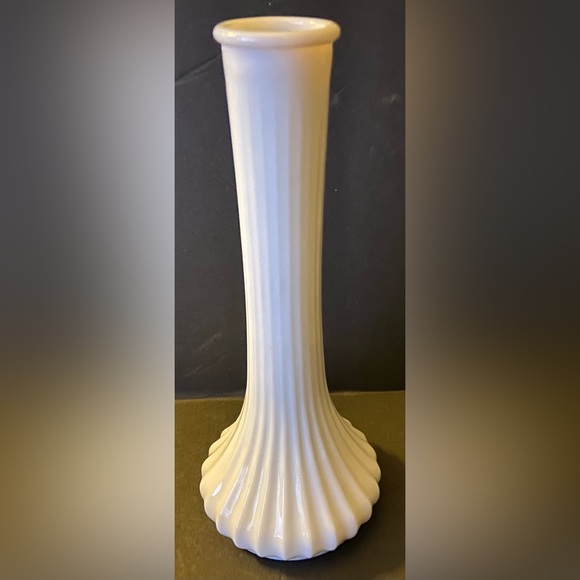 Hoosier Milk Glass Ribbed Flower Vase - Picture 1 of 2